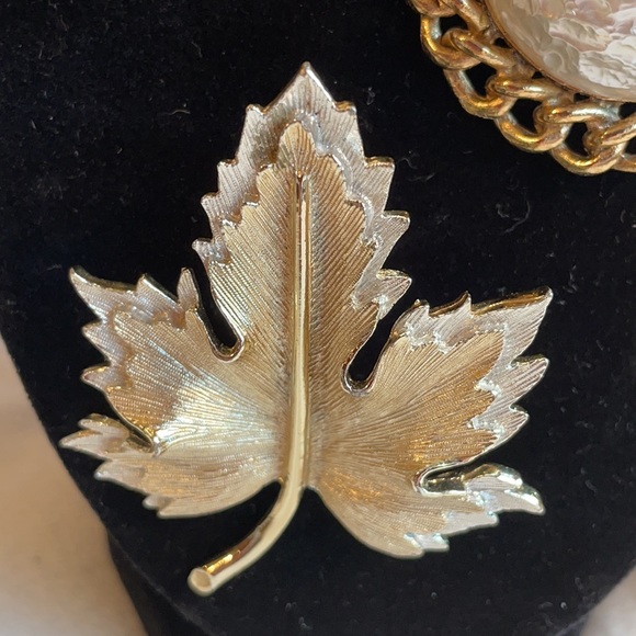 Three Sarah Coventry vintage brooches - Picture 4 of 8